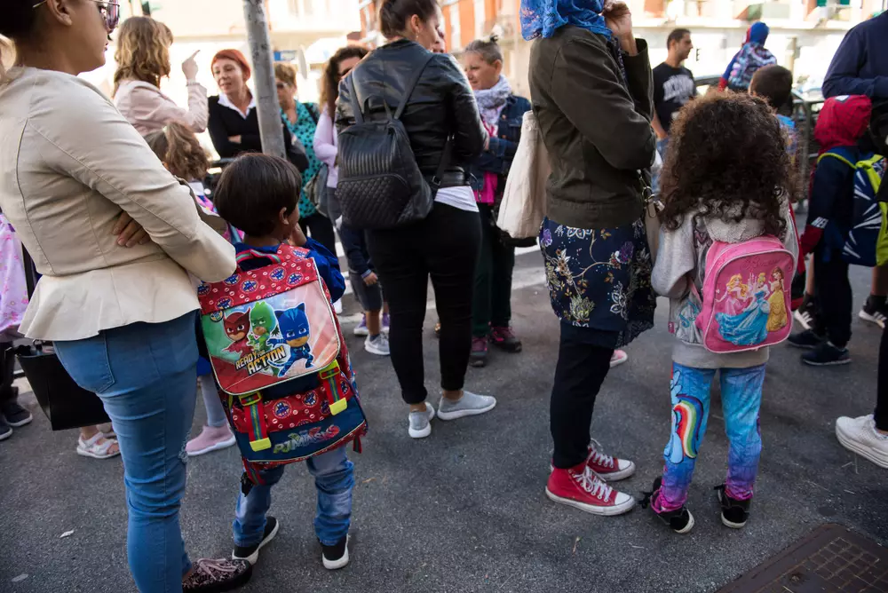 Noul decret privind educația, aprobat recent de Guvernul italian, introduce obligația ca părinții elevilor străini care întâmpină dificultăți de învățare și integrare să învețe limba italiană.